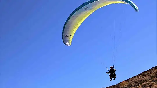 Palu semaları, yamaç paraşütçülerine ev sahipliği yaptı