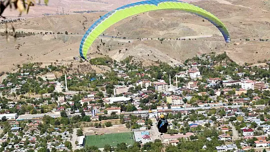 Palu semaları, yamaç paraşütçülerine ev sahipliği yaptı