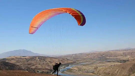 Palu semaları, yamaç paraşütçülerine ev sahipliği yaptı