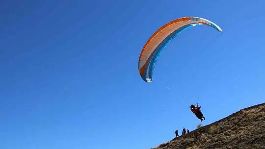 Palu semaları, yamaç paraşütçülerine ev sahipliği yaptı
