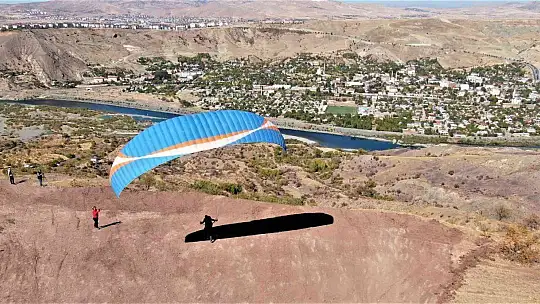 Palu semaları, yamaç paraşütçülerine ev sahipliği yaptı
