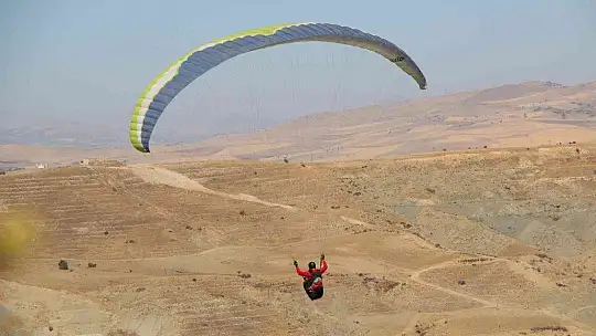 Palu semaları, yamaç paraşütçülerine ev sahipliği yaptı