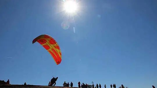 Palu semaları, yamaç paraşütçülerine ev sahipliği yaptı