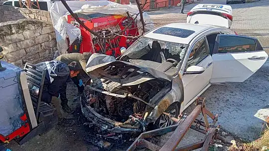 Park halinde alev alan otomobil kullanılamaz hale geldi