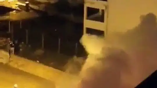 Park halindeki araç alev topuna döndü