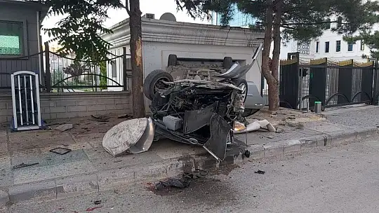 Park halindeki araca çarpan otomobil ters döndü: 3 yaralı