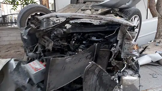 Park halindeki araca çarpan otomobil ters döndü: 3 yaralı