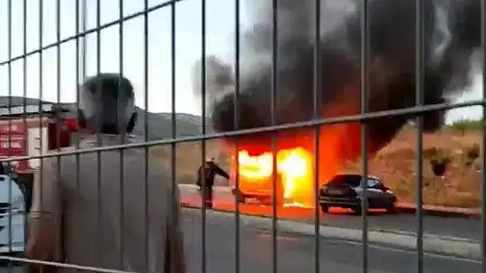 Park halindeki minibüs alev topuna döndü