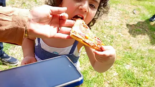 Parkta eğlenen çocuklara pizza sürprizi