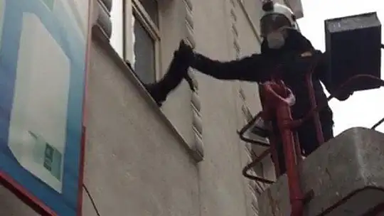 Pencere önünde mahsur kalan kediyi itfaiye kurtardı