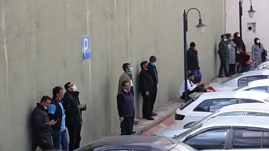 Pencereye çıkan kızı, vatandaşlar film gibi izledi