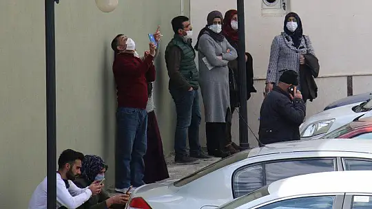 Pencereye çıkan kızı, vatandaşlar film gibi izledi