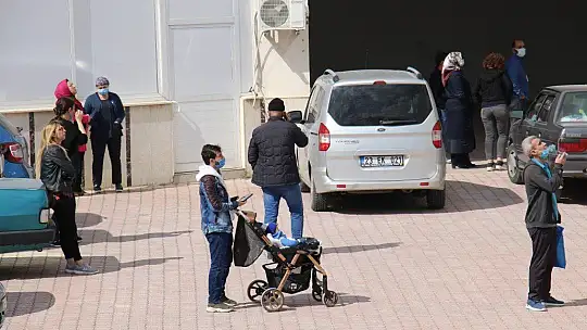Pencereye çıkan kızı, vatandaşlar film gibi izledi