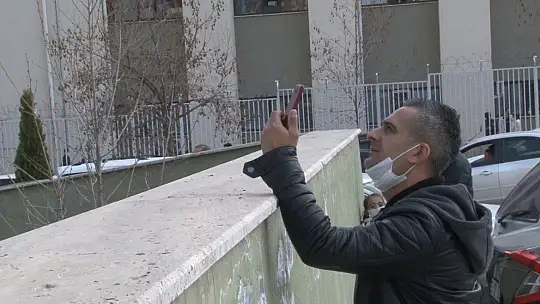 Pencereye çıkan kızı, vatandaşlar film gibi izledi