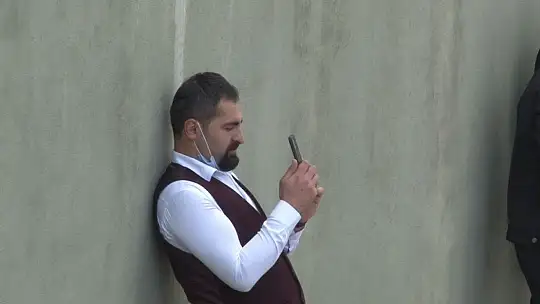 Pencereye çıkan kızı, vatandaşlar film gibi izledi