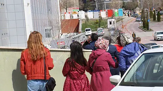 Pencereye çıkan kızı, vatandaşlar film gibi izledi