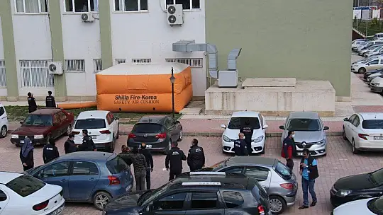 Pencereye çıkan kızı, vatandaşlar film gibi izledi