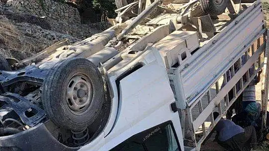 Pikap ters döndü: 2 yaralı