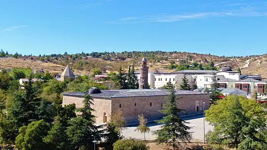 Pisa kulesinden daha eğik olan tarihi eğri minare ilk günkü ihtişamını koruyor