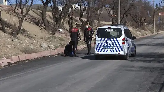 Polis aracıyla kaçmaya çalışan şüpheliyi havaya ateş açarak yakaladı