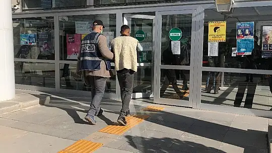 Polis, aranan hırsızı park ettiği aracından bulup girdiği evde suç üstü yakaladı