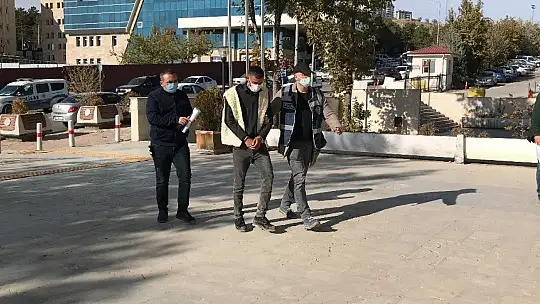 Polis, aranan hırsızı park ettiği aracından bulup girdiği evde suç üstü yakaladı
