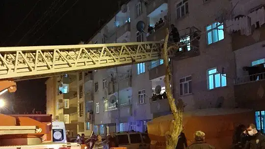 Polis ve itfaiye ekibinin müdahalesi genç kızı kurtardı