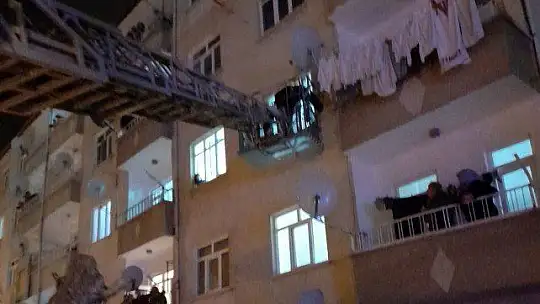Polis ve itfaiye ekibinin müdahalesi genç kızı kurtardı