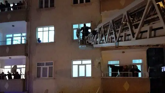 Polis ve itfaiye ekibinin müdahalesi genç kızı kurtardı