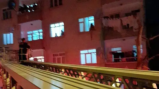 Polis ve itfaiye ekibinin müdahalesi genç kızı kurtardı