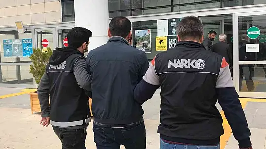 Polisi görüp kaçmaya çalıştı, attığı poşetten uyuşturucu çıktı
