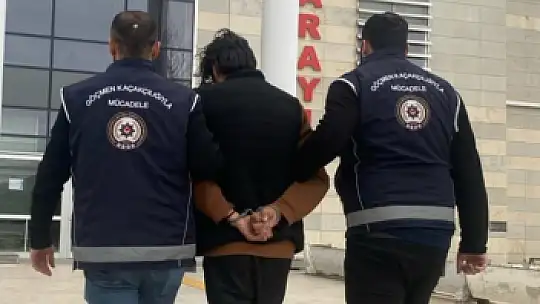 Polisin durdurduğu aracın bagajından kaçak göçmen çıktı
