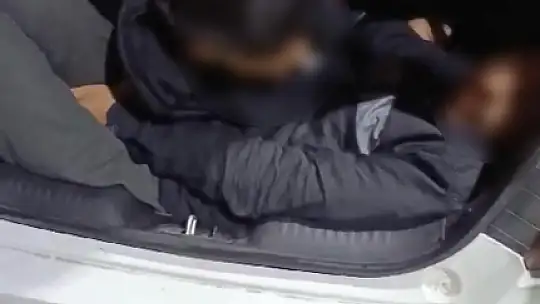 Polisin durdurduğu aracın bagajından kaçak göçmen çıktı