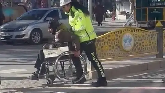 Polisin örnek davranışı üzerine hayırsever tarafından engelli şahsa akülü araç hediye edildi