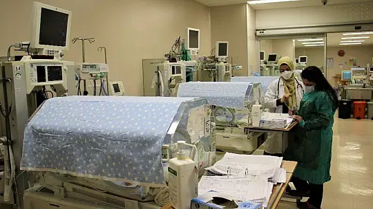 Prematüre bebeklere 'anne şefkati' ile bakıyorlar