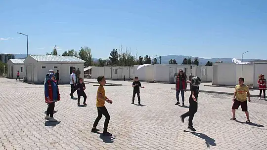 Psikososyal ekibi, savaştan tahliye edilen Ahıska Türklerini biran olsun yalnız bırakmıyor