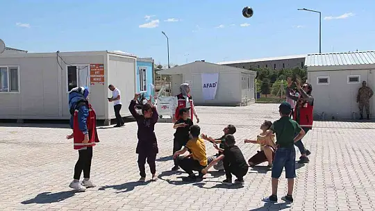 Psikososyal ekibi, savaştan tahliye edilen Ahıska Türklerini biran olsun yalnız bırakmıyor