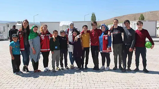 Psikososyal ekibi, savaştan tahliye edilen Ahıska Türklerini biran olsun yalnız bırakmıyor