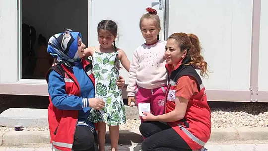 Psikososyal ekibi, savaştan tahliye edilen Ahıska Türklerini biran olsun yalnız bırakmıyor
