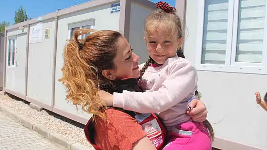 Psikososyal ekibi, savaştan tahliye edilen Ahıska Türklerini biran olsun yalnız bırakmıyor