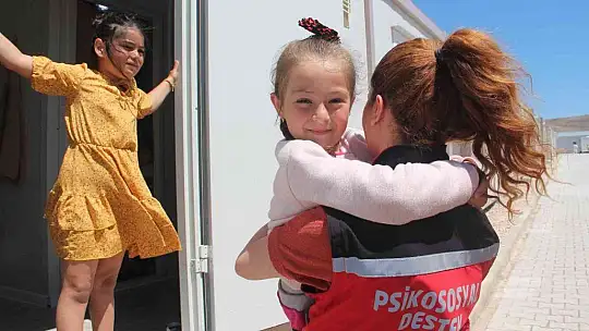 Psikososyal ekibi, savaştan tahliye edilen Ahıska Türklerini biran olsun yalnız bırakmıyor