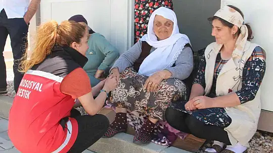 Psikososyal ekibi, savaştan tahliye edilen Ahıska Türklerini biran olsun yalnız bırakmıyor