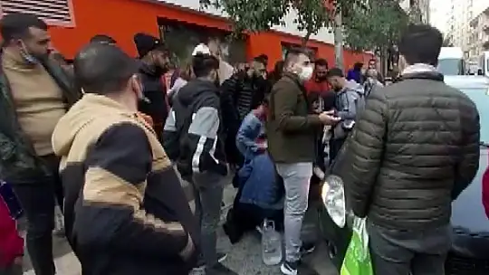 Kapağı açınca kendisinin yüzü, yanındakinin ise kolu yandı