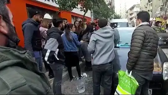 Kapağı açınca kendisinin yüzü, yanındakinin ise kolu yandı