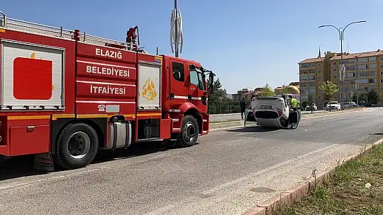 Refüje çarpan otomobil ters döndü:2 yaralı