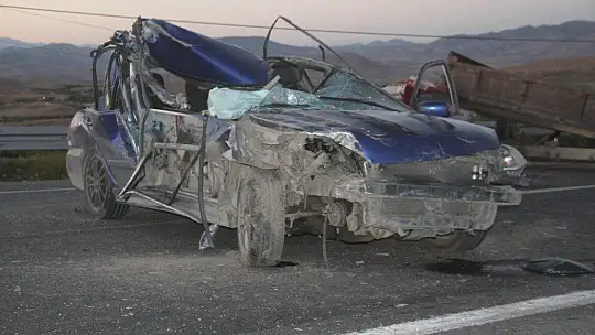 Römorka çarpan otomobil hurdaya döndü: 1 ağır yaralı