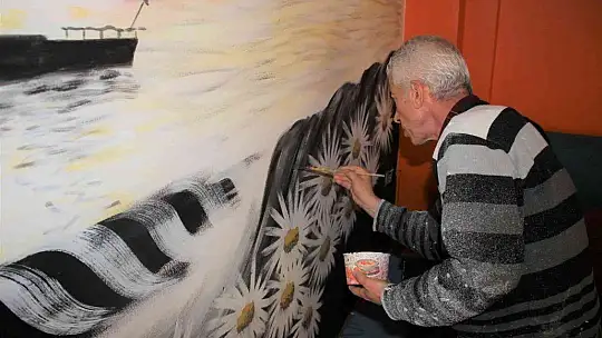 Ruhsuz duvarları hayalleriyle renklendiriyor