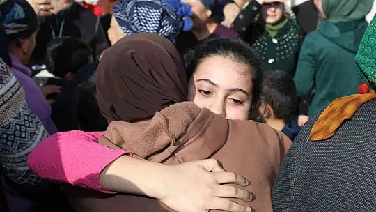 Rusya sınırından tahliye edilen ve 4 çocuğuna kavuşan Ahıska Türkü anne: 'Erdoğan babamdan Allah razı olsun'