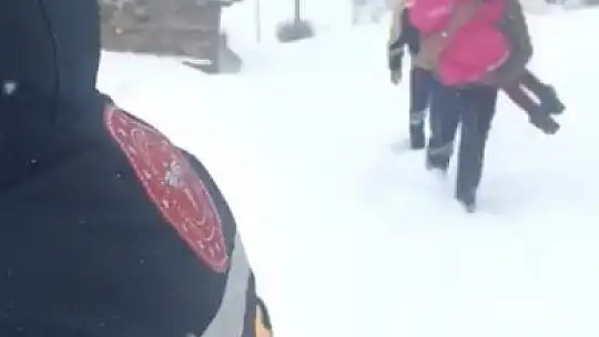 Sağlık personeli karda mahsur kalan hasta çocuğu kucağında böyle taşıdı