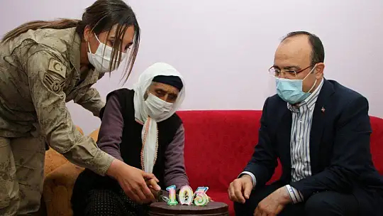 Şahine nine 103 yaşına girdi, ilk defa doğum günü kutladı, ilk defa vali gördü